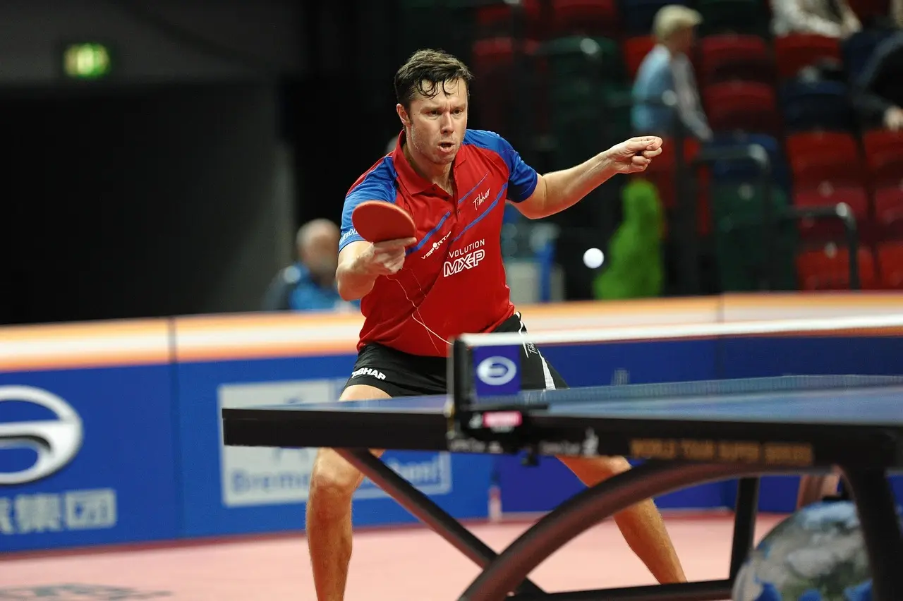 Bordtennisspiller i aktion ved et bordtennisbord