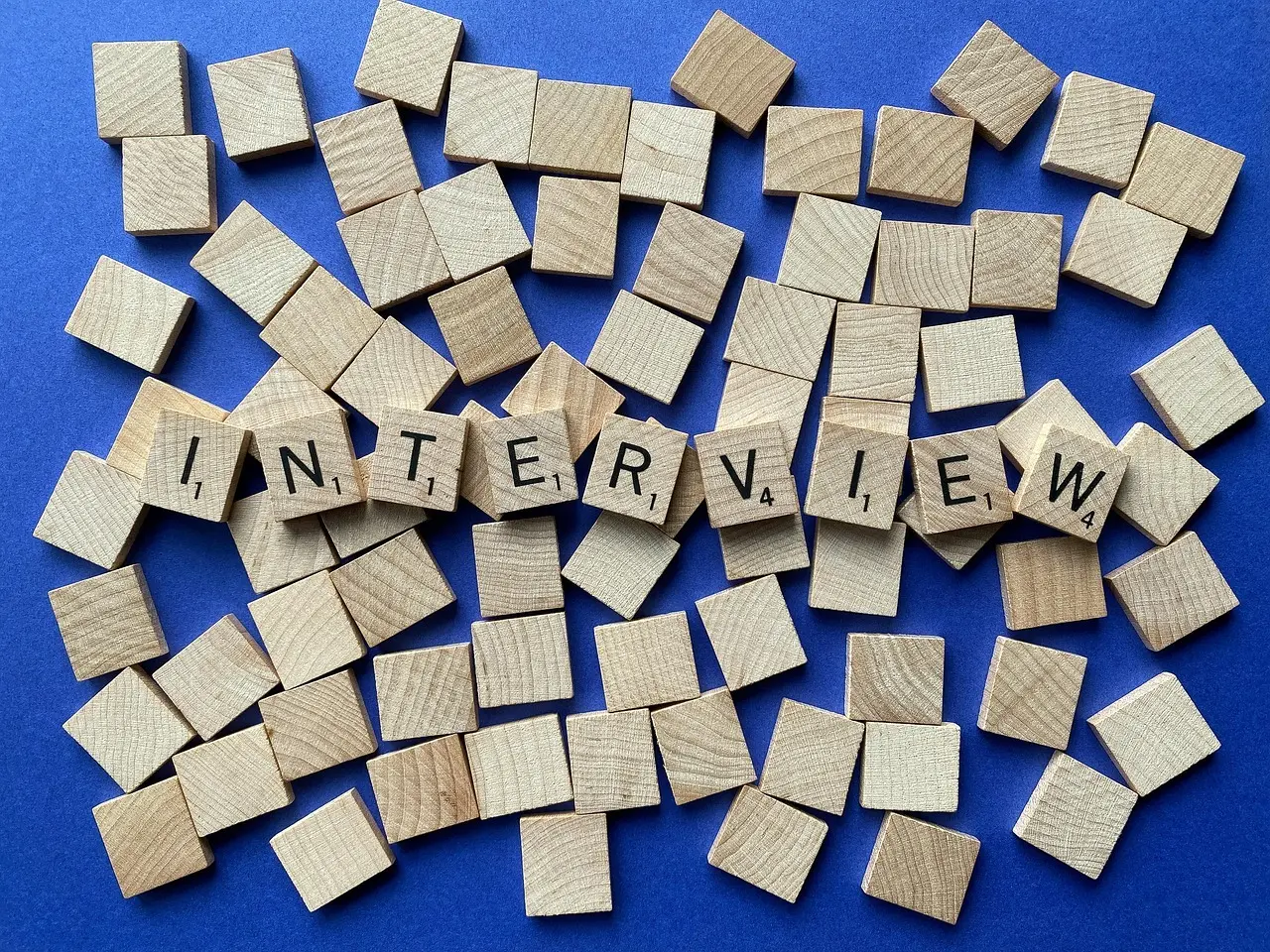 Træbrikker med ordet interview